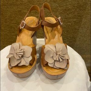 Kork-Ease platform wedge sandals with flowers